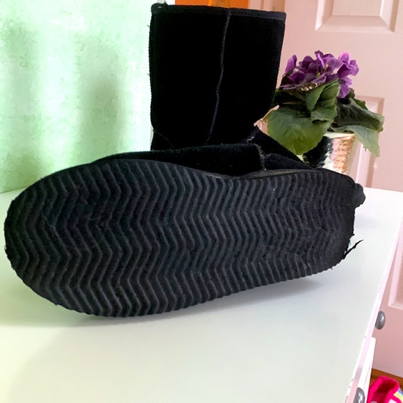 Black suede winter boots. 7M - Picture 3 of 5
